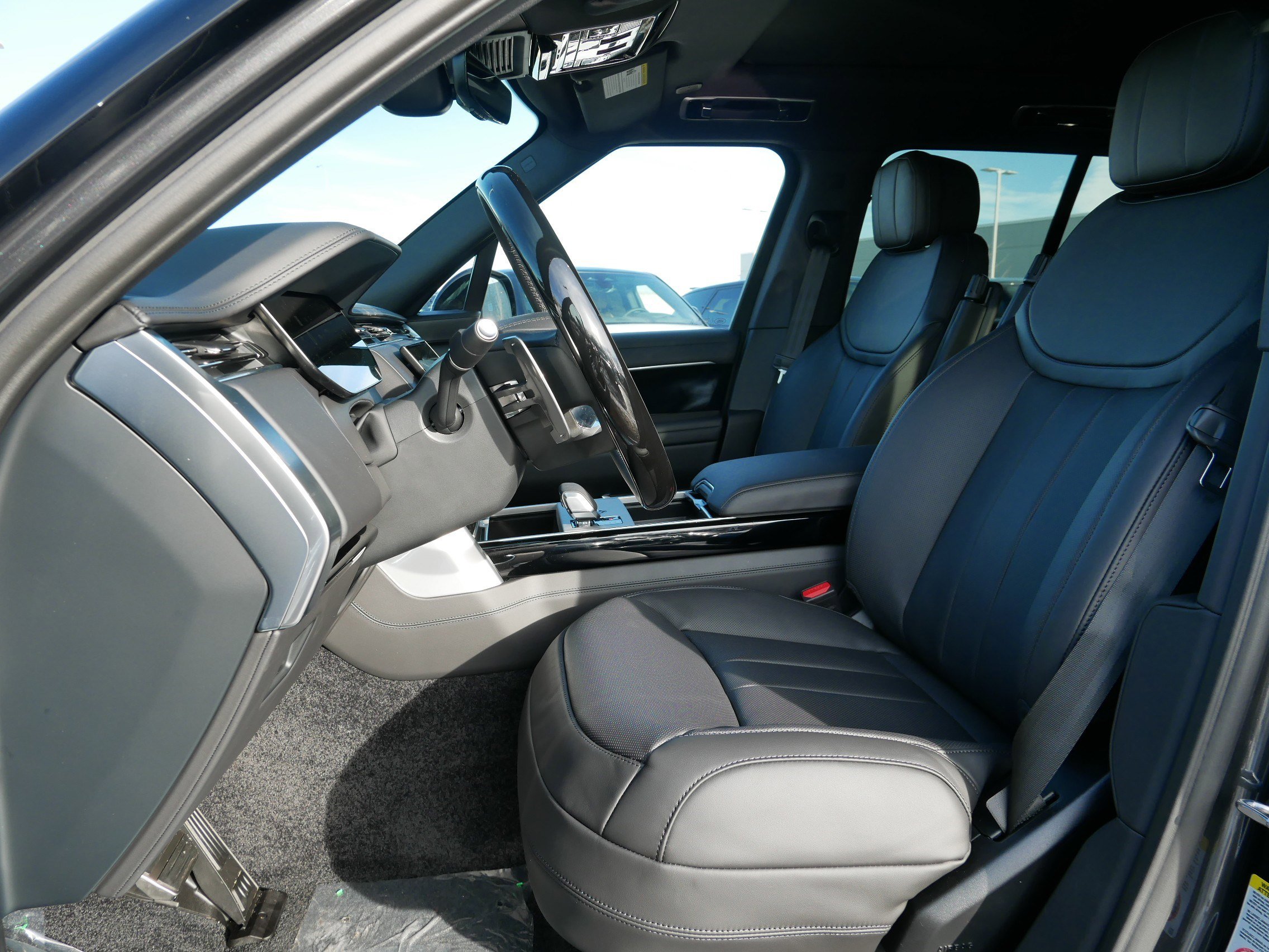 New 2025 Land Rover Range Rover SE image 3