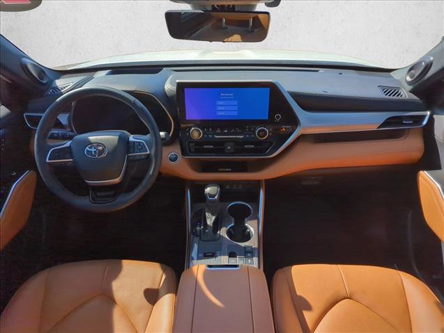 Used 2025 Toyota Highlander Platinum image 17