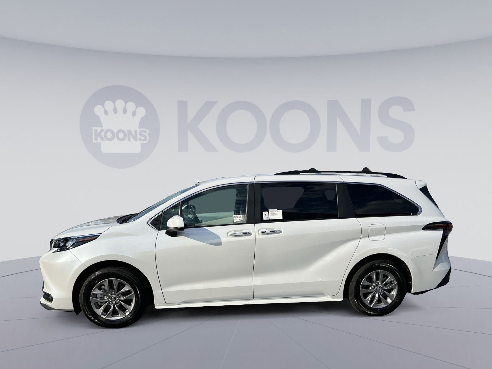 Used 2025 Toyota Sienna XLE AWD/4WD image 2