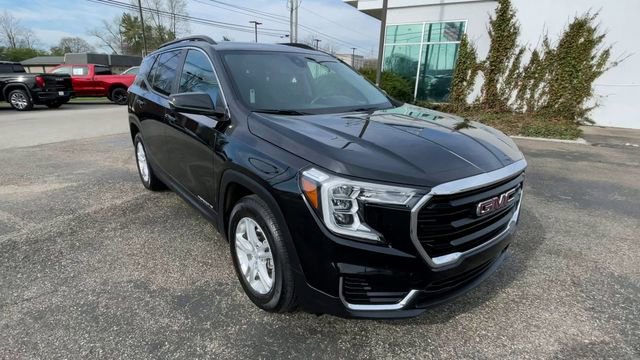Used 2023 GMC Terrain SLE w/ Driver Convenience Package FWD image 4