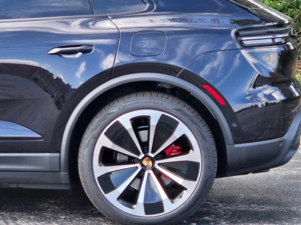 New 2025 Porsche Macan 4S Electric image 12