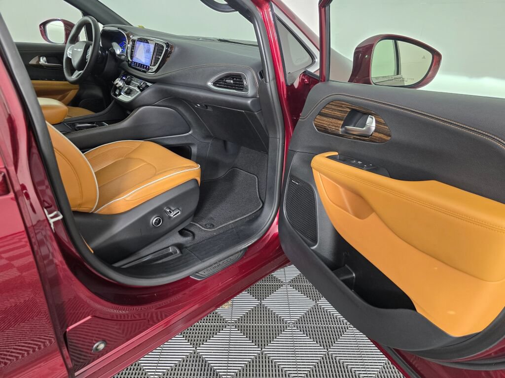 Used 2022 Chrysler Pacifica Pinnacle FWD image 38
