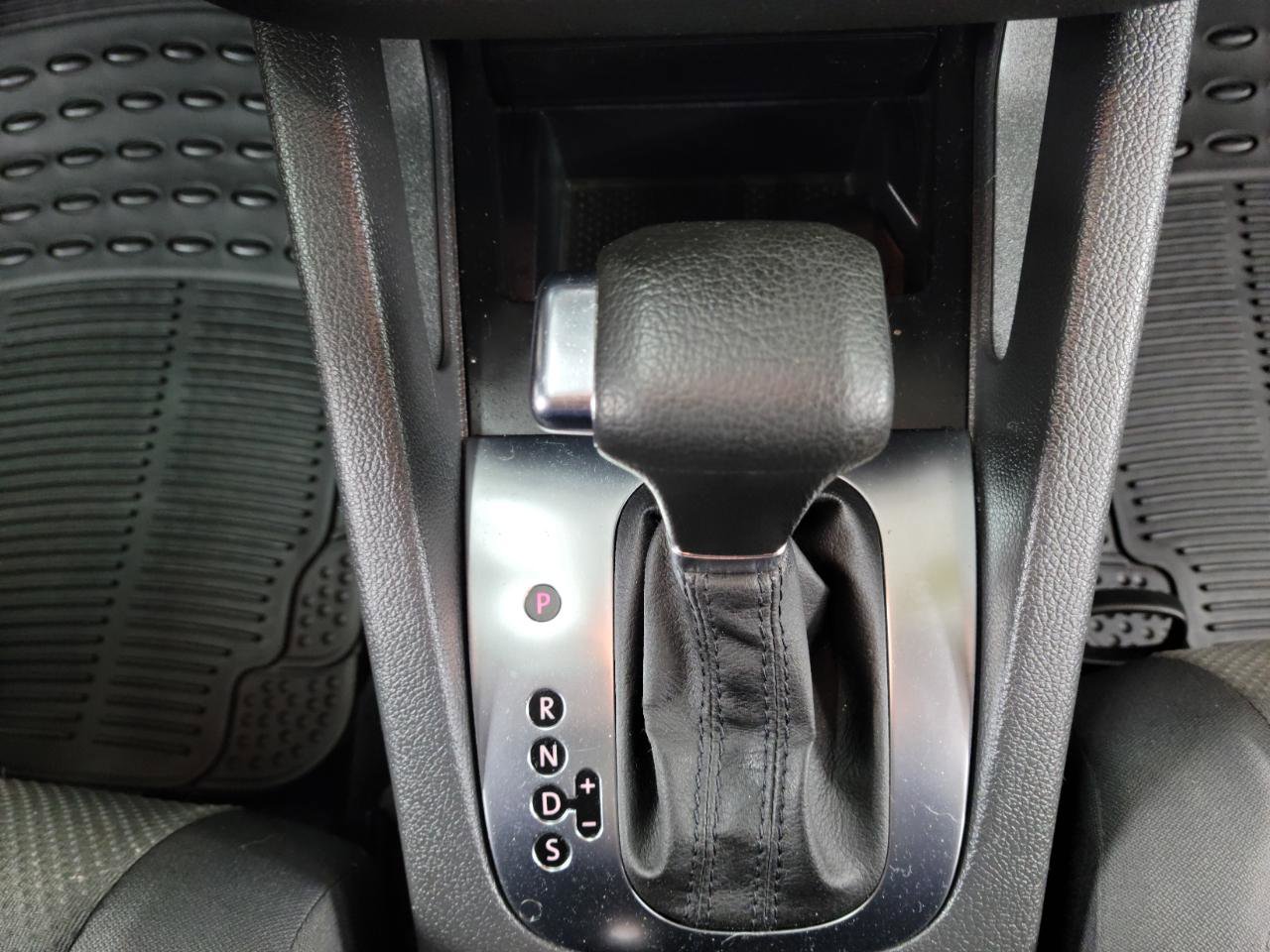 Used 2009 Volkswagen Rabbit S image 19