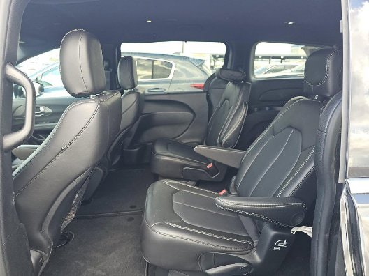 Used 2025 Chrysler Pacifica Select FWD image 6