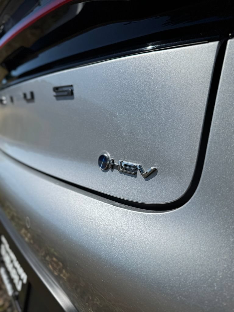 Used 2025 Toyota Prius LE AWD/4WD image 39