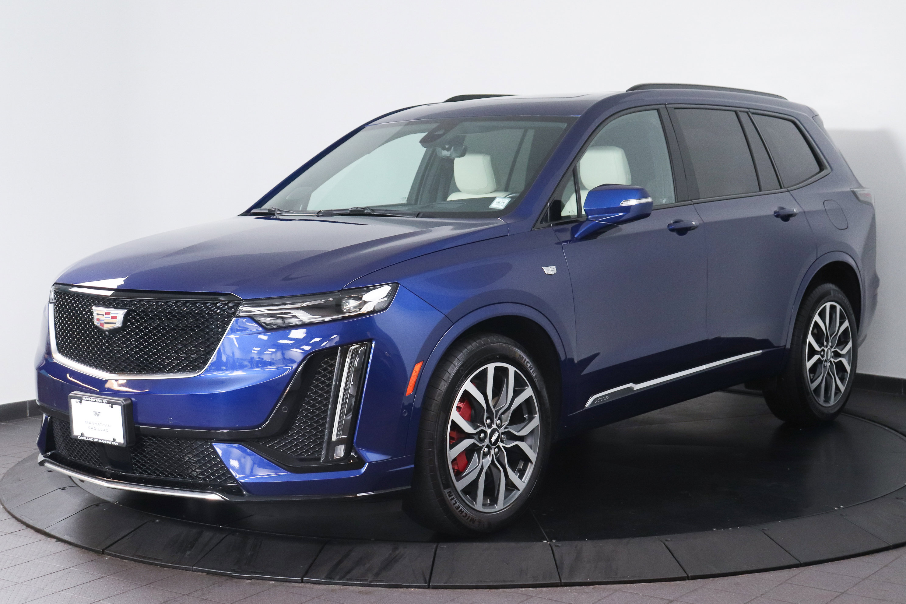 Used 2023 Cadillac XT6 Sport w/ Technology Package image 1