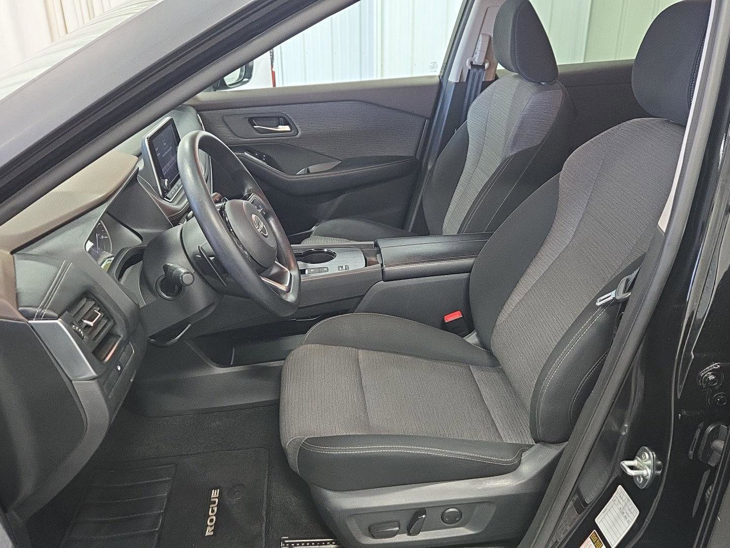 Used 2023 Nissan Rogue SV image 4