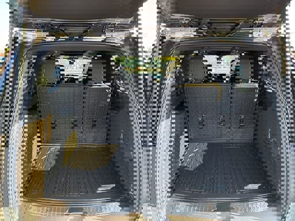 New 2026 Chevrolet Suburban High Country image 27