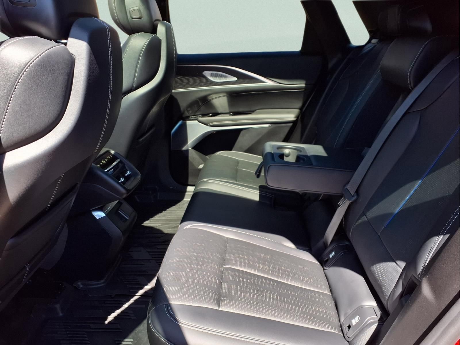 Used 2024 Cadillac Lyriq Luxury w/ LPO, Floor Liner Package AWD/4WD image 11