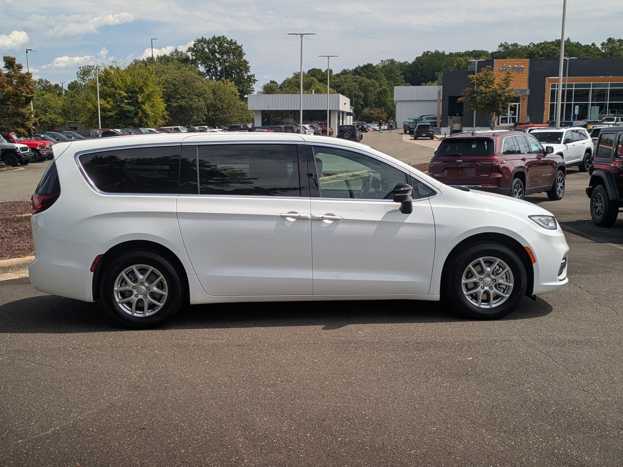 New 2026 Chrysler Pacifica Select image 4