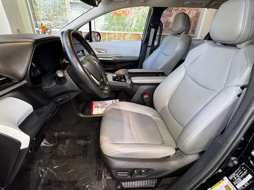 Used 2025 Toyota Sienna XLE FWD image 19