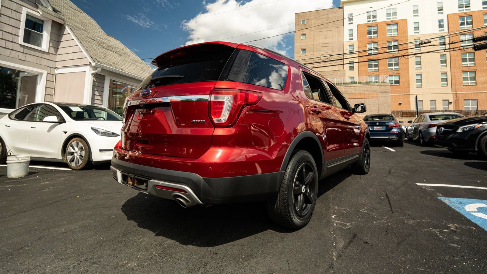 Used 2017 Ford Explorer XLT w/ Equipment Group 202A AWD/4WD image 3