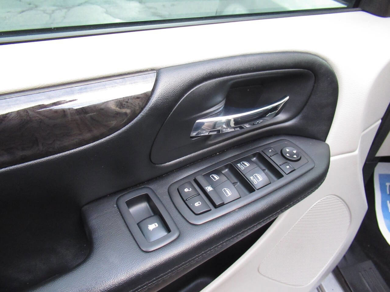 Used 2019 Dodge Grand Caravan SE w/ UConnect Hands-Free Group image 17