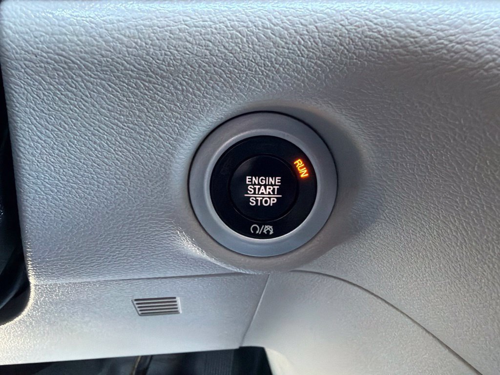 Used 2017 Chrysler Pacifica Touring-L FWD image 32