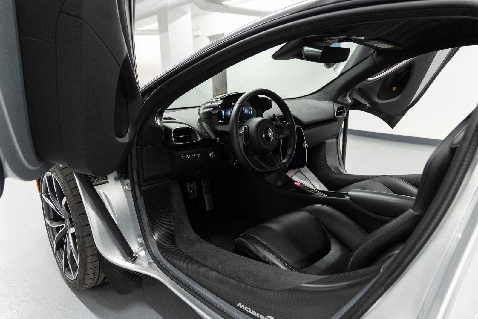 Used 2023 McLaren Artura image 33