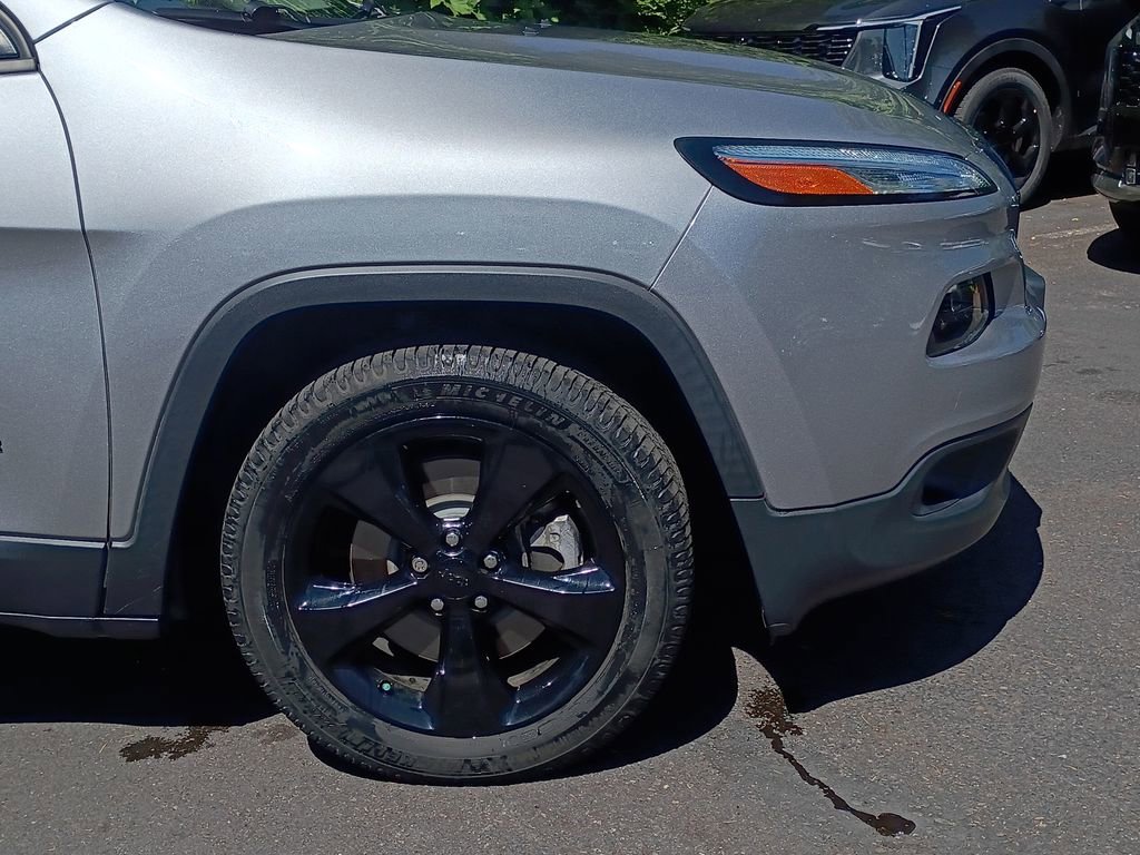 Used 2018 Jeep Cherokee Latitude w/ Altitude Package FWD image 2