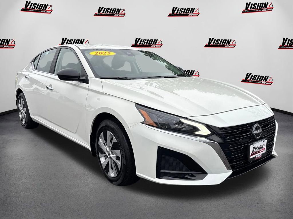 Used 2025 Nissan Altima 2.5 S image 3
