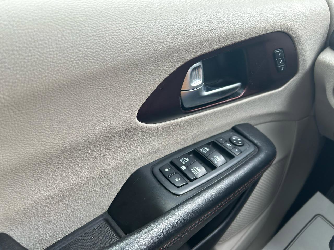 Used 2020 Chrysler Pacifica Limited image 29