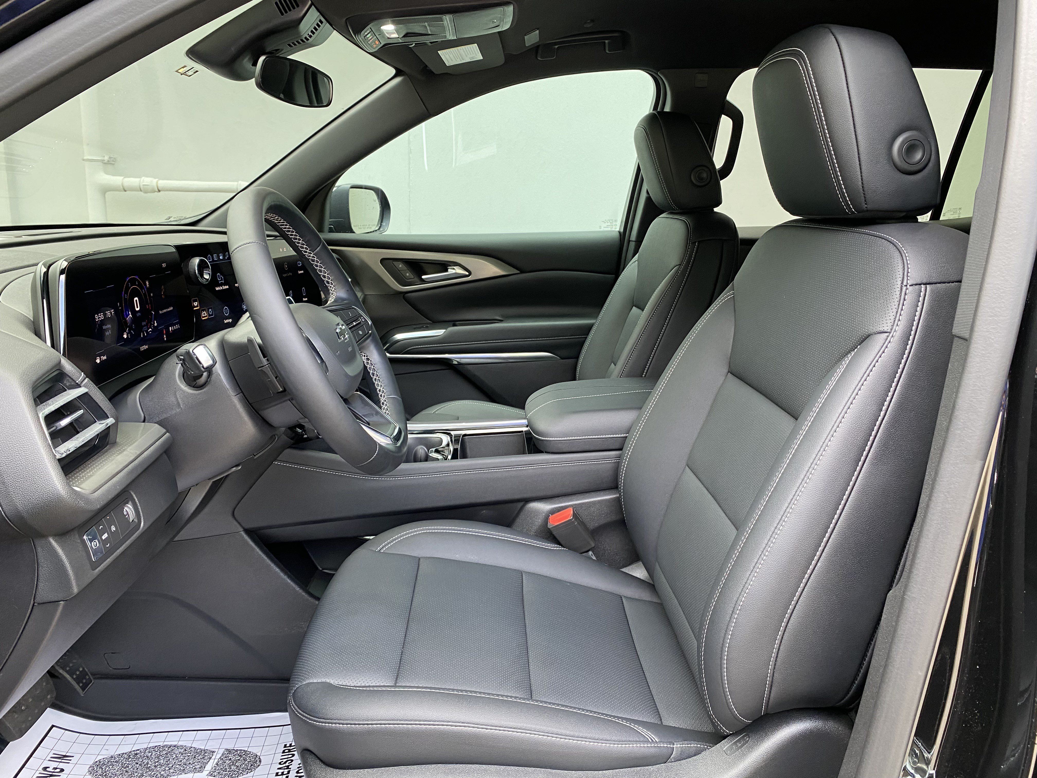 Used 2025 Chevrolet Traverse LT w/ Midnight/Sport Edition FWD image 16