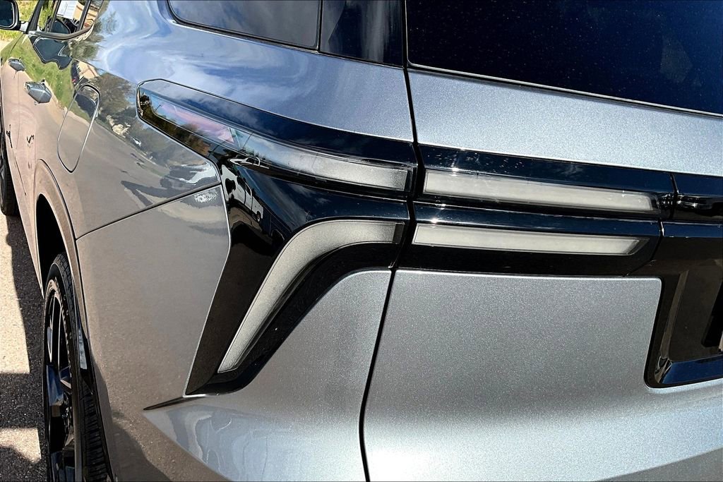 Used 2024 Chevrolet Traverse RS w/ LPO, Floor Liner Package image 33