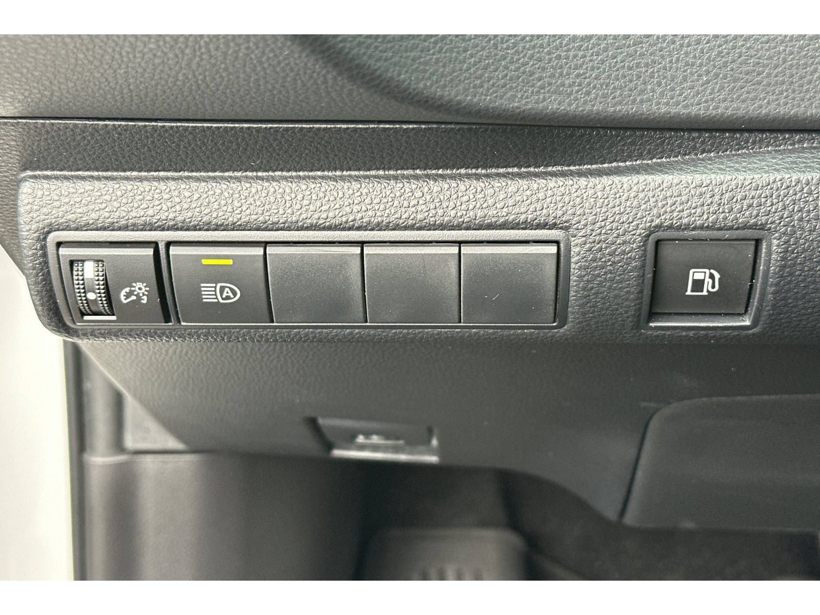 Used 2025 Toyota Corolla LE w/ LE Premium Package FWD image 29