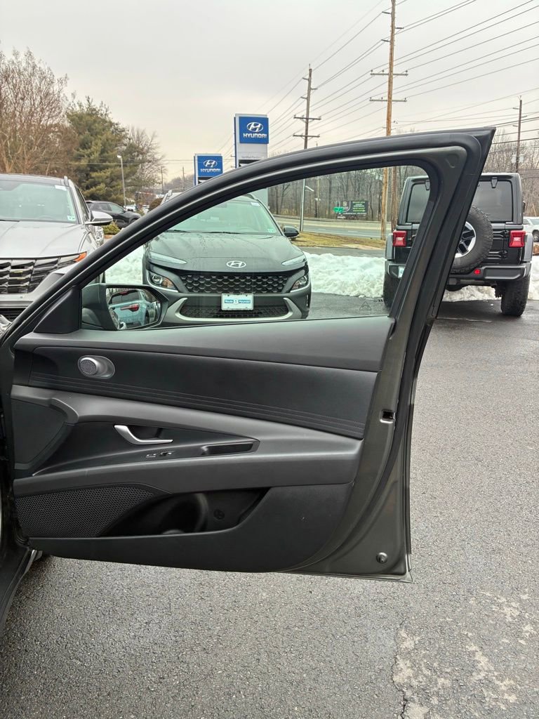 Used 2024 Hyundai Elantra SE image 42
