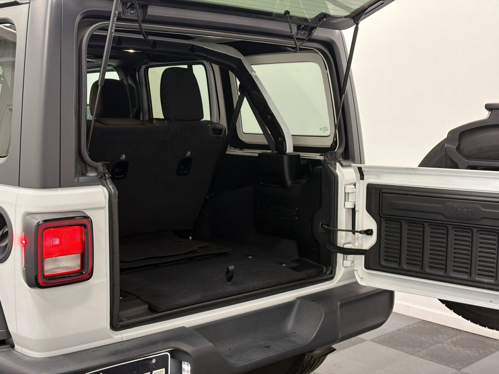 Used 2020 Jeep Wrangler Unlimited Sport image 8