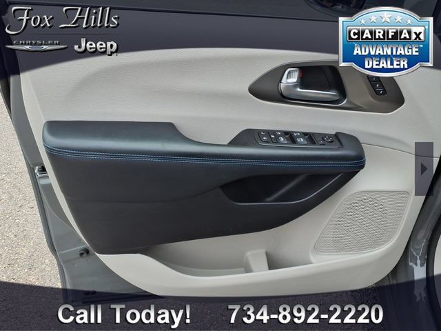 Used 2021 Chrysler Pacifica Touring-L FWD image 14