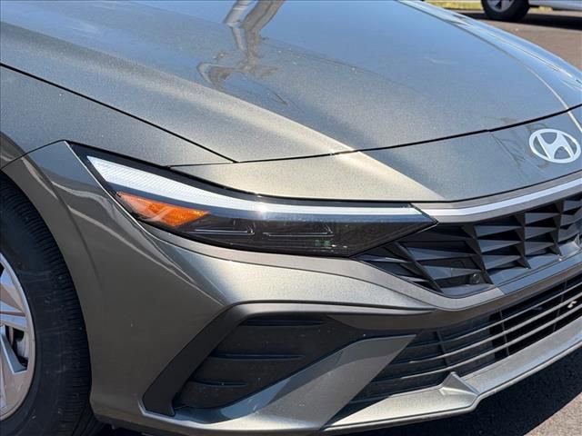 Certified 2025 Hyundai Elantra SE FWD image 25