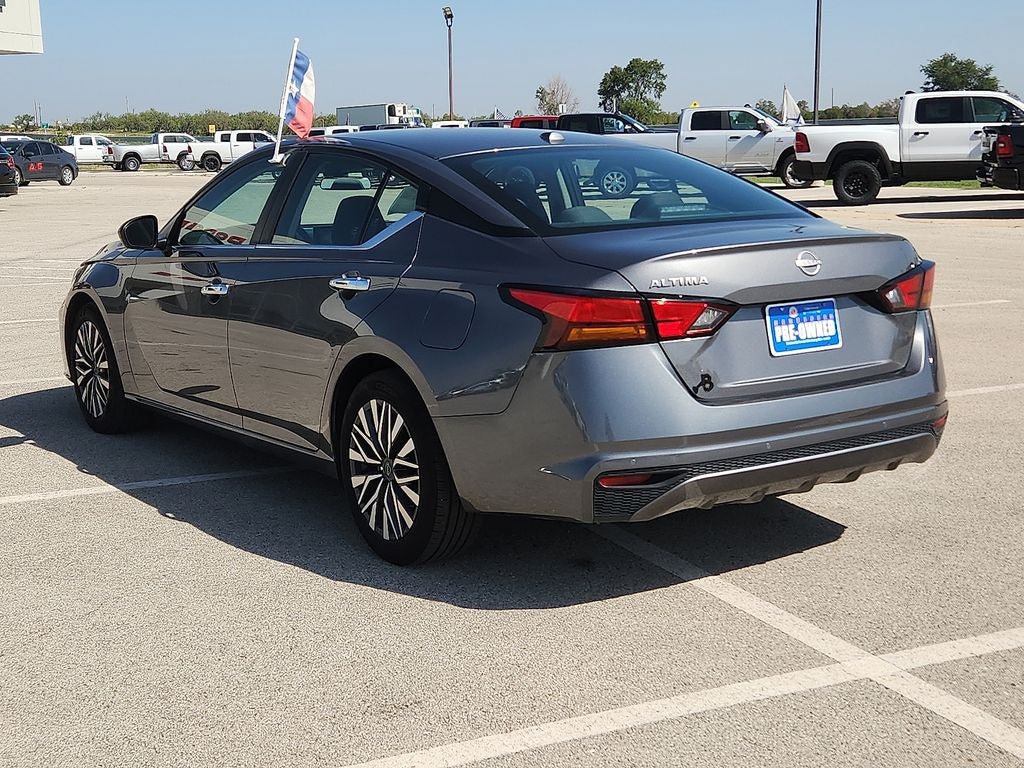 Used 2025 Nissan Altima 2.5 SV FWD image 3