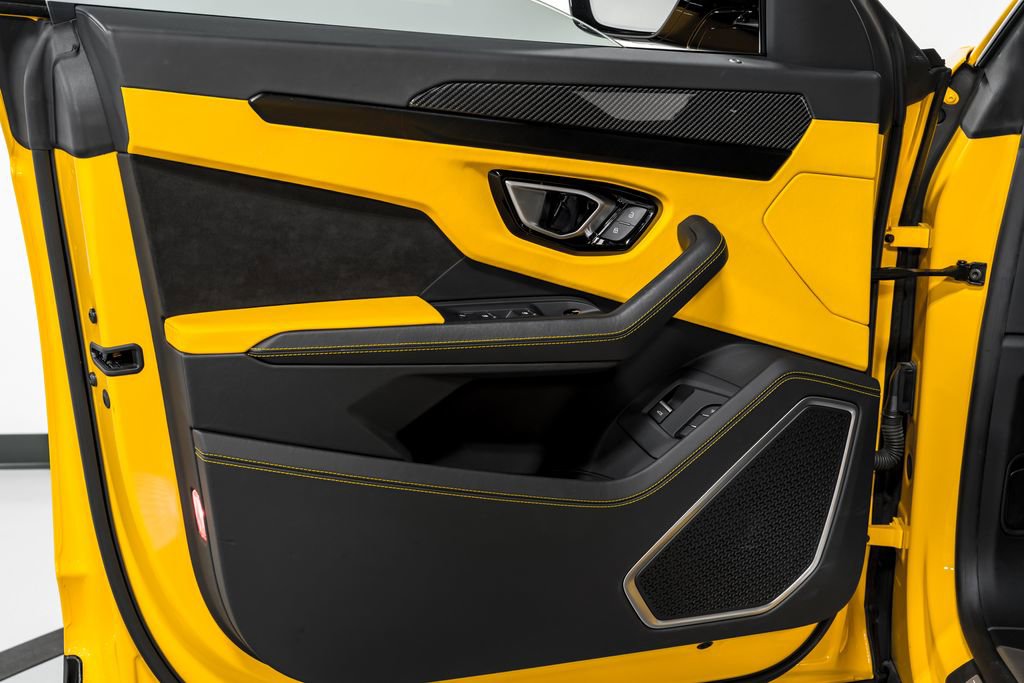 Used 2022 Lamborghini Urus AWD/4WD image 9