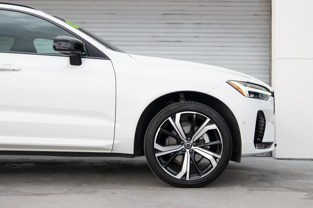 Used 2022 Volvo XC60 B5 R-Design w/ Advanced Package image 5