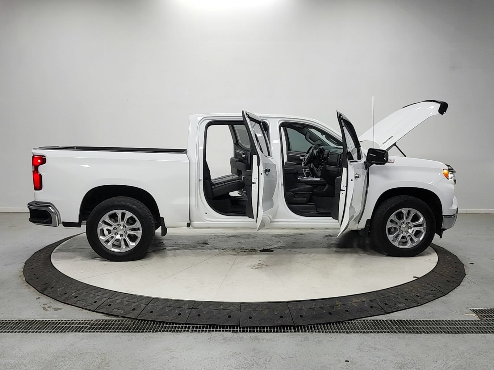 Used 2025 Chevrolet Silverado 1500 LTZ AWD/4WD image 16