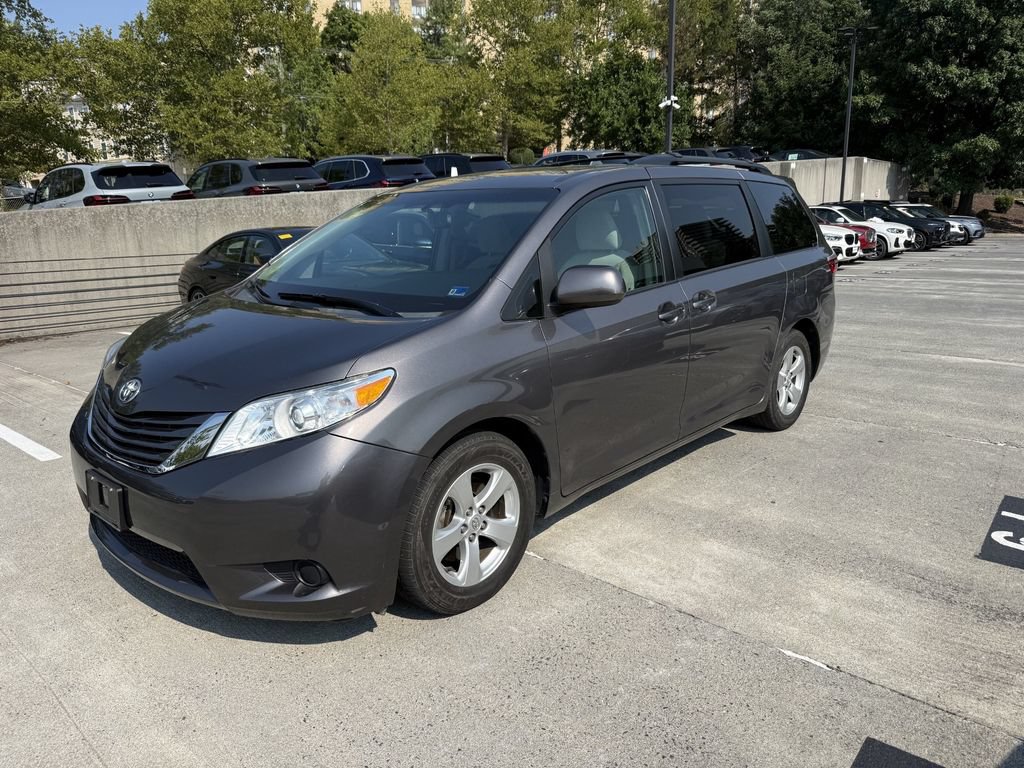 Used 2015 Toyota Sienna LE FWD image 1