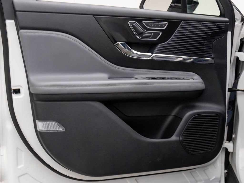 Used 2021 Lincoln Corsair Standard w/ Premium Package image 13