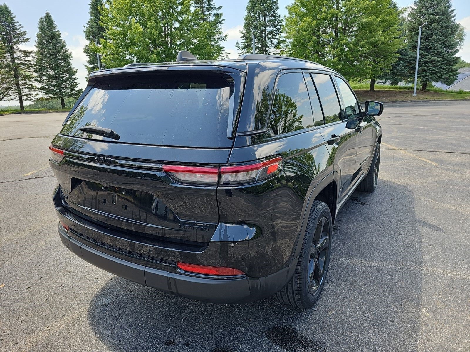 Used 2023 Jeep Grand Cherokee Limited w/ Black Appearance Package AWD/4WD image 6