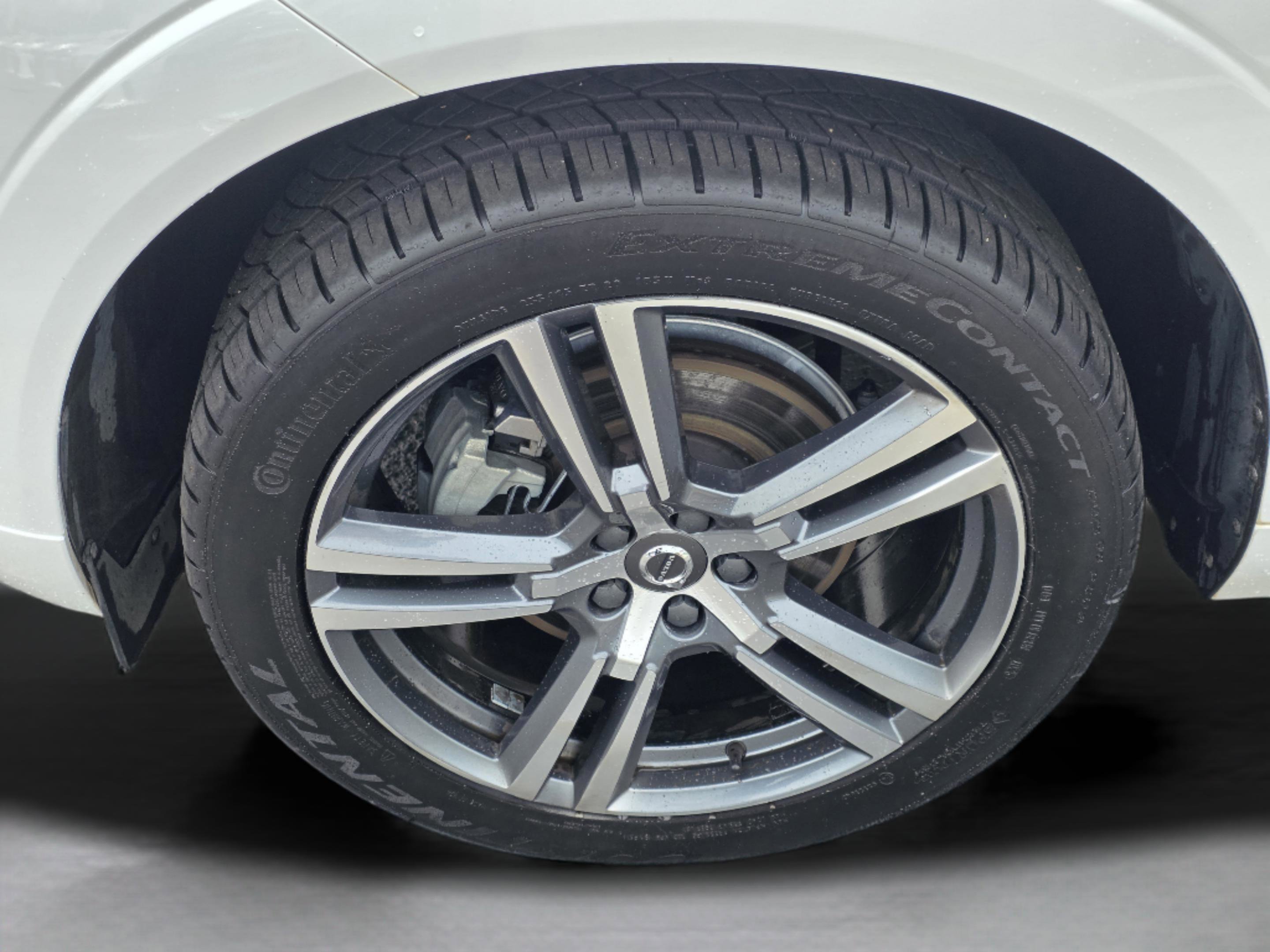 Used 2021 Volvo XC60 T5 Momentum w/ Climate Package image 10