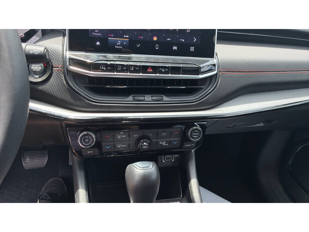 Used 2025 Jeep Compass Trailhawk AWD/4WD image 15
