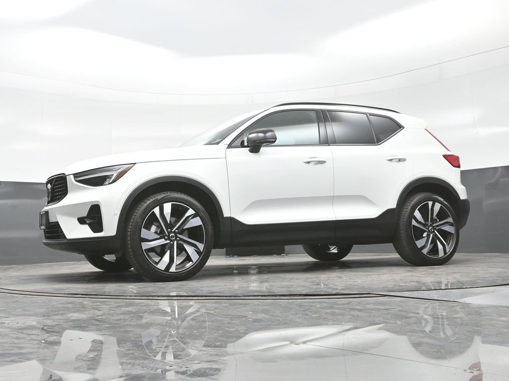 Used 2025 Volvo XC40 B5 Plus image 22