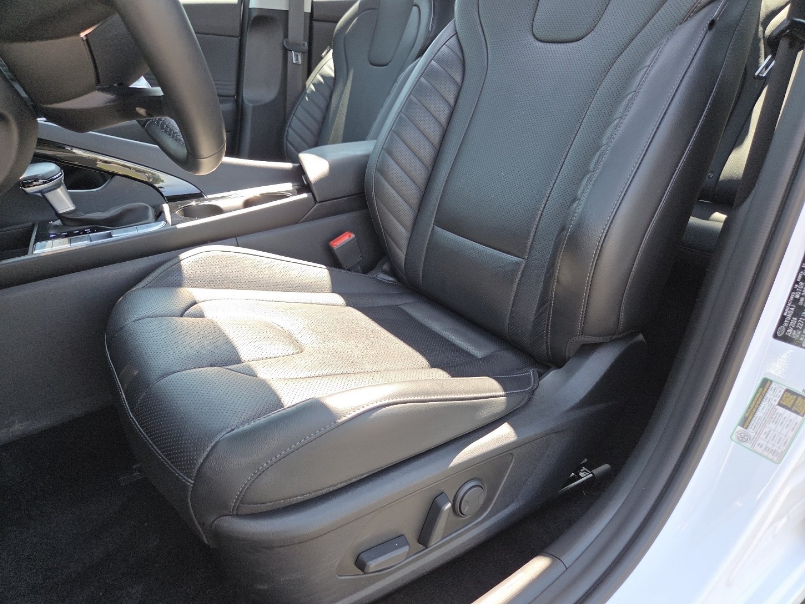Used 2024 Hyundai Elantra Limited FWD image 28