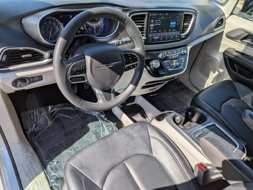 Used 2024 Chrysler Pacifica Touring-L FWD image 15
