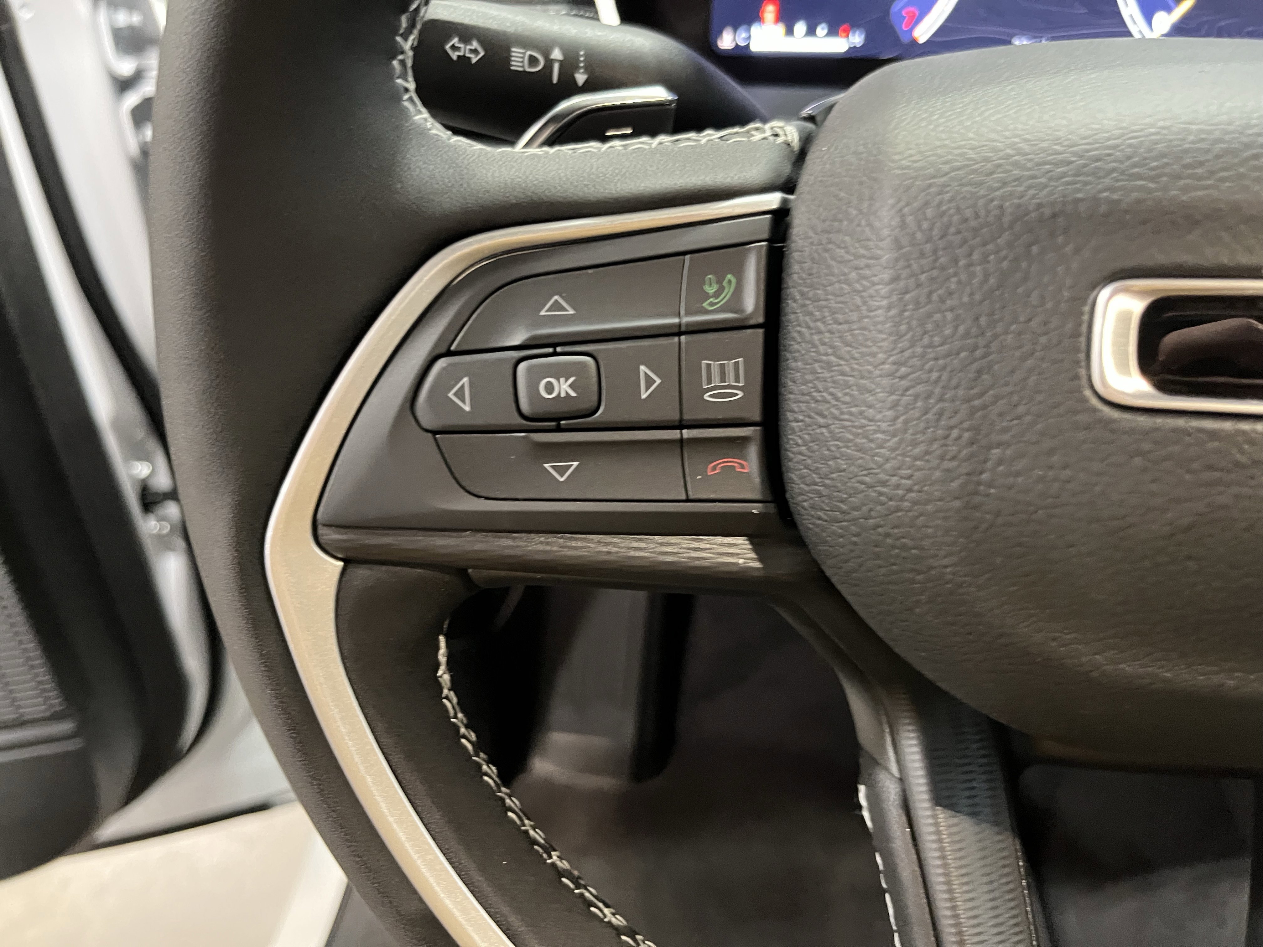 Certified 2025 Jeep Grand Cherokee Laredo w/ Luxury Tech Group I image 20