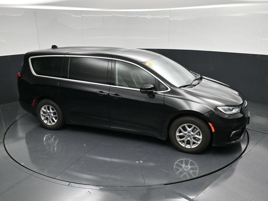 Used 2023 Chrysler Pacifica Touring-L FWD image 48