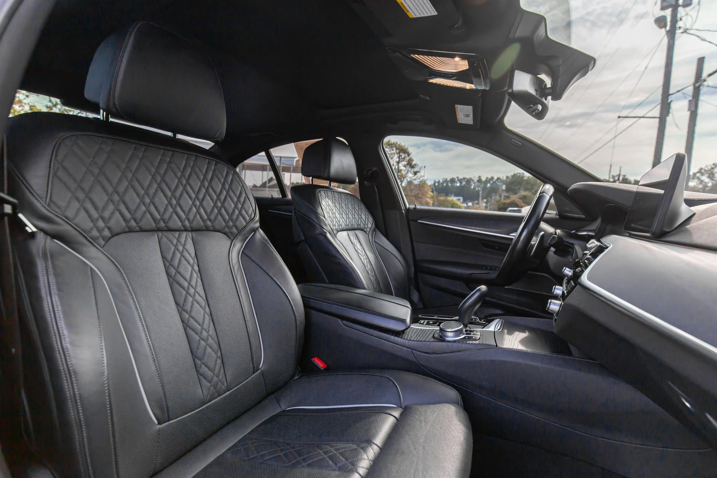 Used 2022 BMW M550i xDrive w/ Shadowloine Package image 32