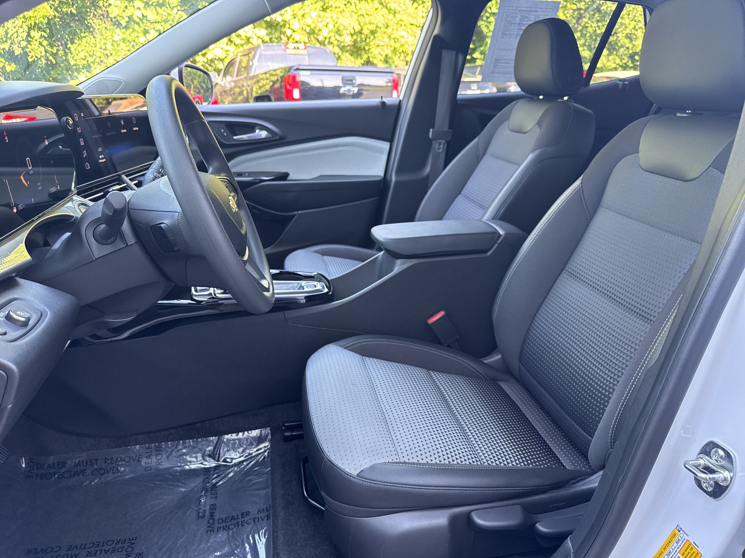 Used 2025 Chevrolet Trax LT FWD image 5