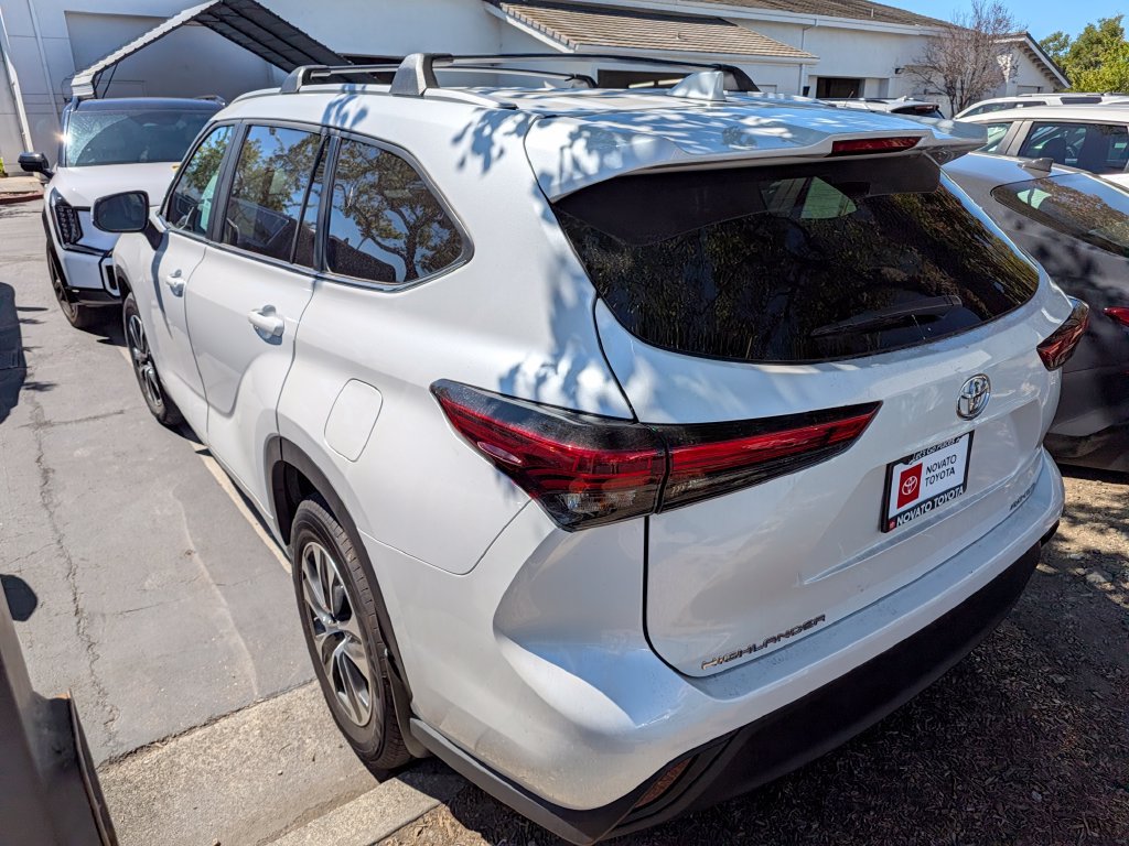 Used 2023 Toyota Highlander XLE AWD/4WD image 4