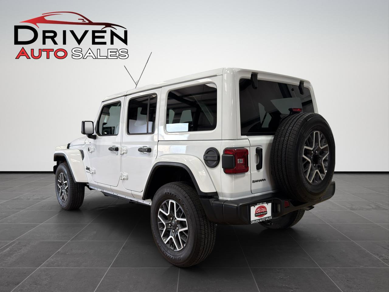 Used 2025 Jeep Wrangler Unlimited Sahara AWD/4WD image 4