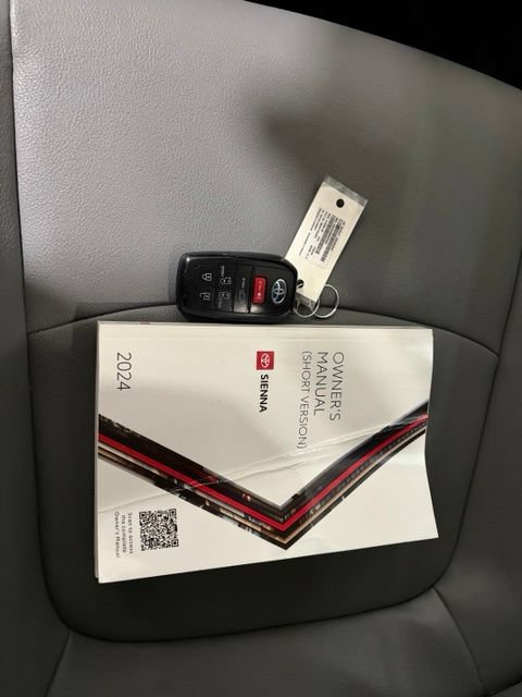 Used 2024 Toyota Sienna XLE FWD image 9