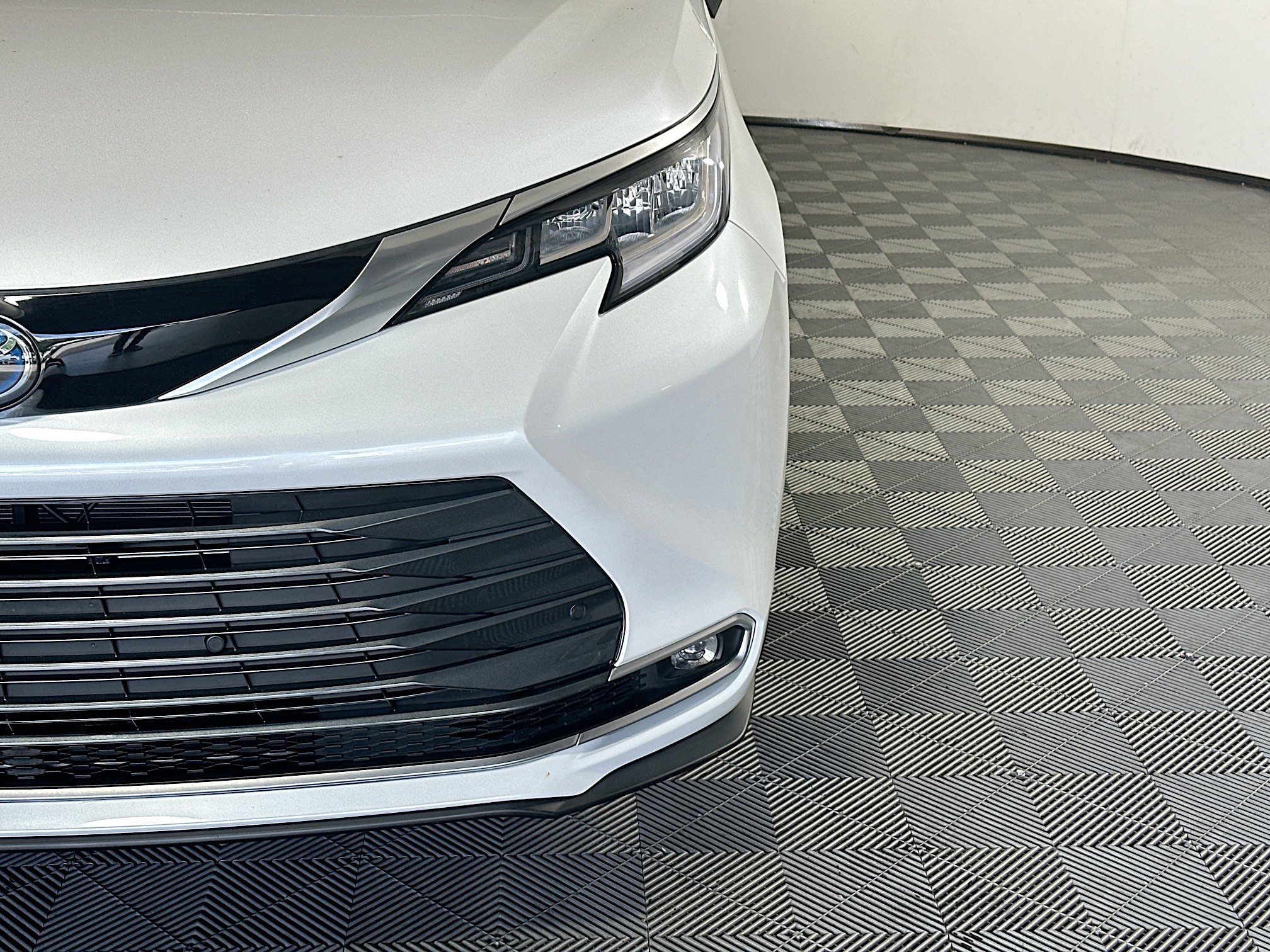 Used 2023 Toyota Sienna Limited FWD image 9