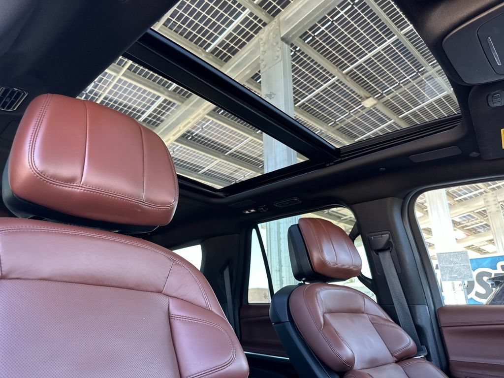 Certified 2025 Lincoln Navigator Reserve AWD/4WD image 17